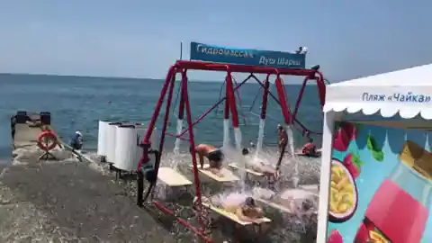 <p>Ambiente de veraneo en Sochi, la ciudad que acogerá el debut de España</p> <p>Ambiente de veraneo en Sochi, la ciudad que acogerá el debut de España</p>