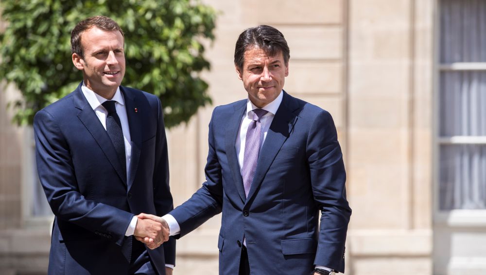 El presidente francés, Emmanuel Macron, recibe al jefe del Gobierno italiano, Giuseppe Conte