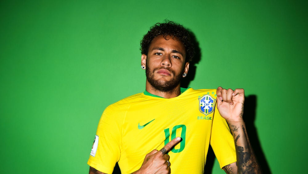Neymar posa con la camiseta de Brasil