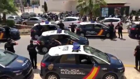 Los agentes de la Polic&iacute;a Nacional en M&aacute;lagra preparan una sorpresa a un compa&ntilde;ero que se jubila tras estar 42 a&ntilde;os en el cuerpo