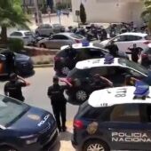 Los agentes de la Policía Nacional en Málagra preparan una sorpresa a un compañero que se jubila tras estar 42 años en el cuerpo