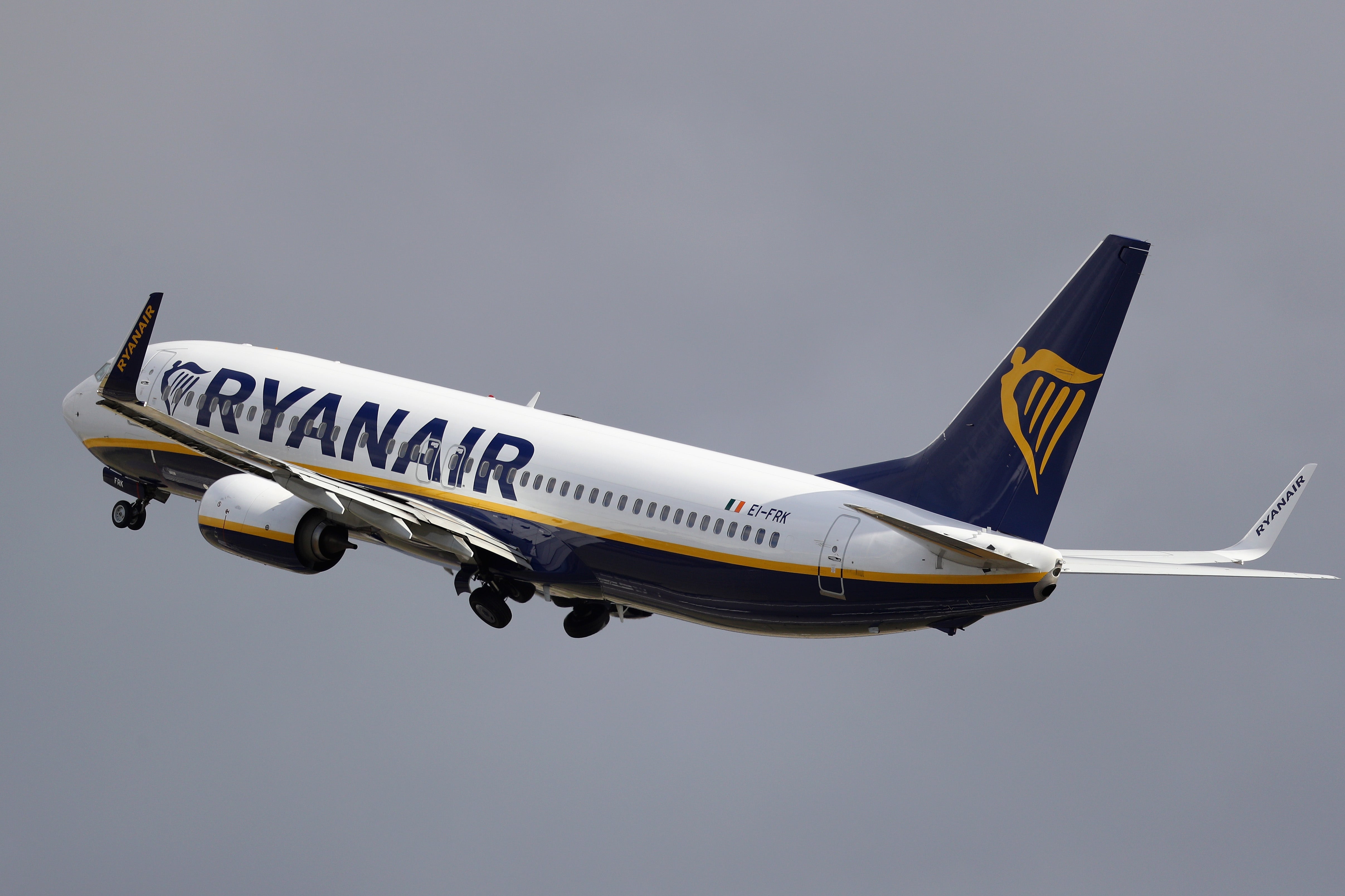 Al menos 33 hospitalizados por un descenso súbito de emergencia en un vuelo de Ryanair Al menos 33 hospitalizados por un descenso súbito de emergencia en un vuelo de Ryanair