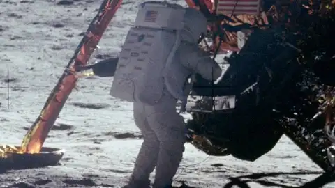 Neil Armstrong era amigo del padre de Murray Neil Armstrong era amigo del padre de Murray