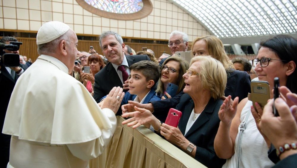El Papa Francisco mientras saluda a los fieles