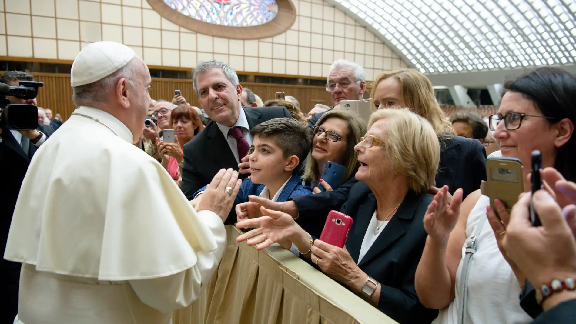 El Papa Francisco mientras saluda a los fieles
