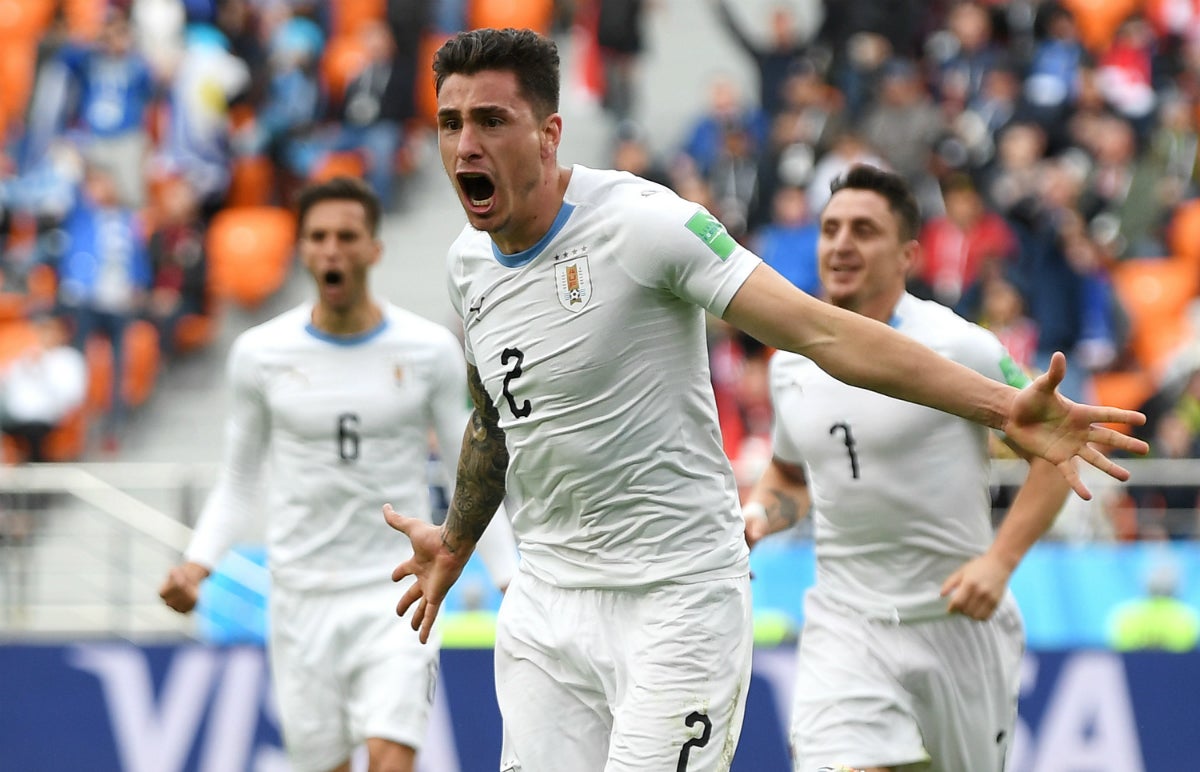 <p>Giménez rescata a Uruguay en el último minuto para lograr la primera victoria del Mundial</p> <p>Giménez rescata a Uruguay en el último minuto para lograr la primera victoria del Mundial</p>