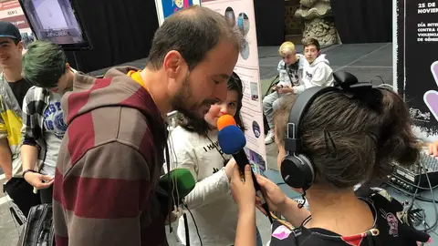 Guillermo Figueroa entrevistado por los alumnos del CP Miguel de Cervantes Jornada "Otras Miradas" en el CCAI (Gijón)