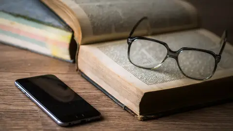 Imagen de un libro, unas gafas y un teléfono móvil Imagen de un libro, unas gafas y un teléfono móvil