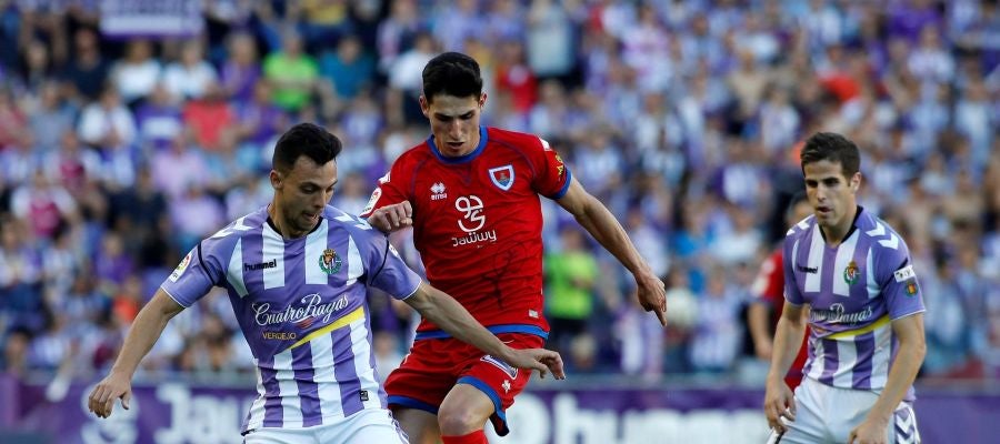 Óscar Plano protege un balón ante el Numancia Óscar Plano protege un balón ante el Numancia