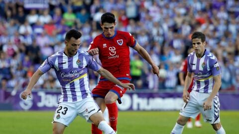 &Oacute;scar Plano protege un bal&oacute;n ante el Numancia