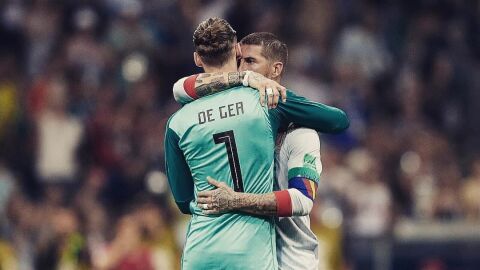 Ramos abraza a De Gea