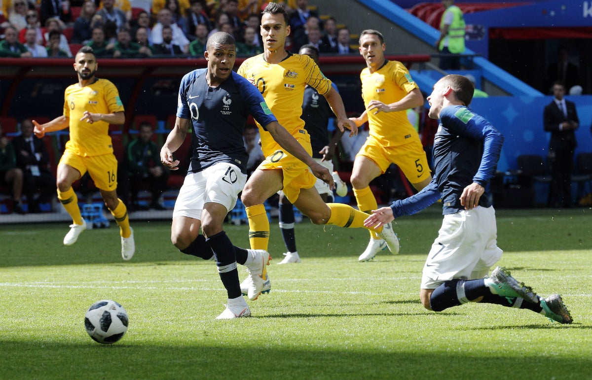 <p>El VAR ya juega en Rusia: penalti señalado a Griezmann no pitado en principio por el árbitro</p> <p>El VAR ya juega en Rusia: penalti señalado a Griezmann no pitado en principio por el árbitro</p>