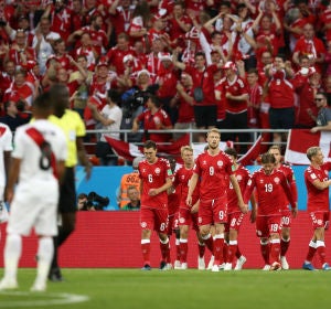 Dinamarca celebra un gol ante Perú Dinamarca celebra un gol ante Perú