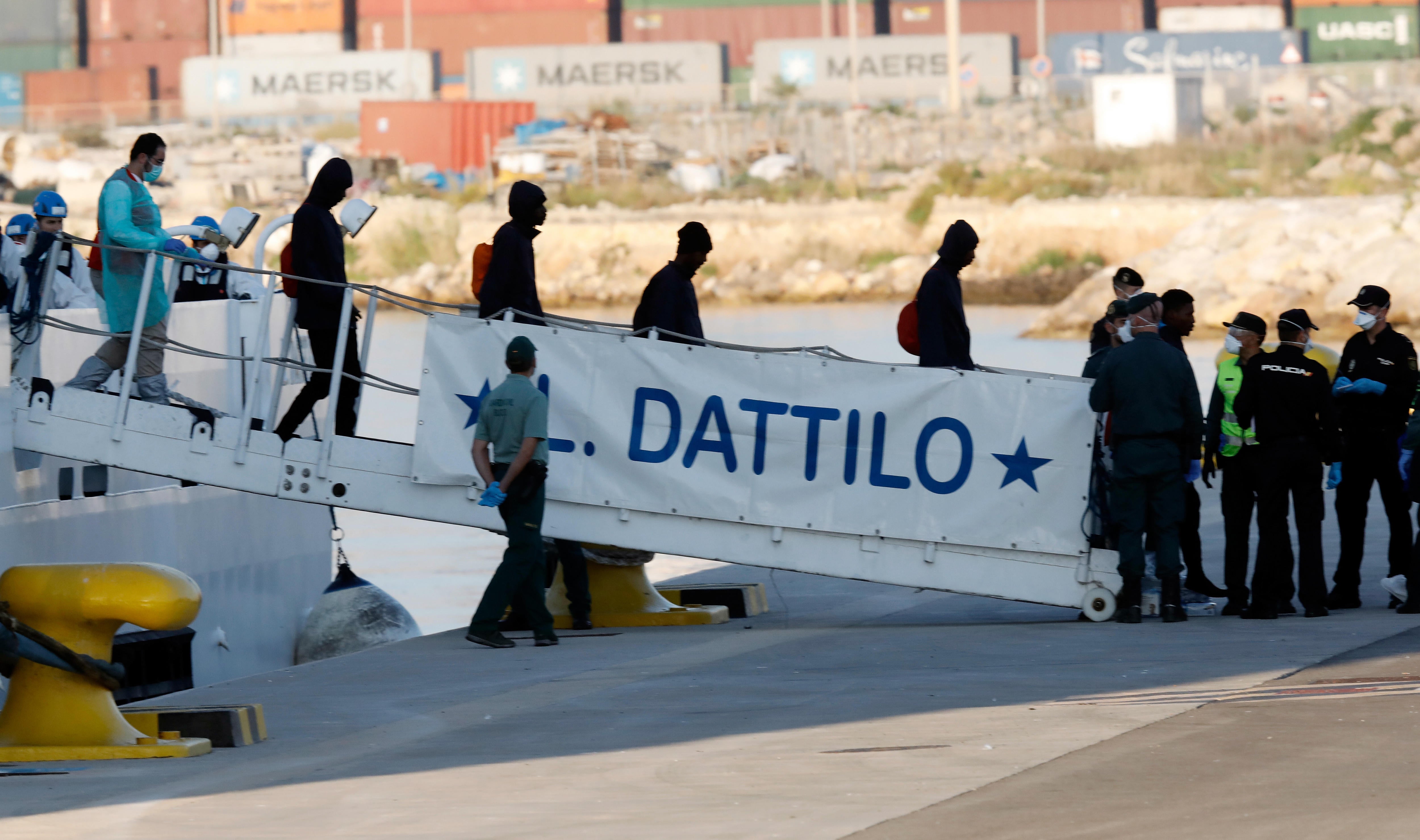 <p>Comienza el desembarco del primer buque de la flotilla del Aquarius con 274 de los 630 migrantes</p> <p>Comienza el desembarco del primer buque de la flotilla del Aquarius con 274 de los 630 migrantes</p>