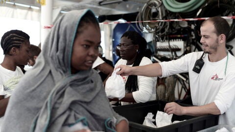 Los migrantes del Aquarius llegan al puerto de Valencia