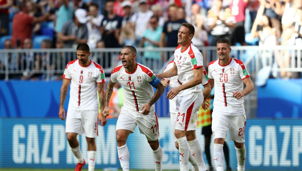 Serbia celebra un gol