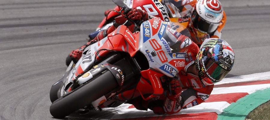 Jorge Lorenzo traza un curva por delante de Marc Márquez Jorge Lorenzo traza un curva por delante de Marc Márquez