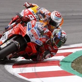 Jorge Lorenzo traza un curva por delante de Marc Márquez Jorge Lorenzo traza un curva por delante de Marc Márquez