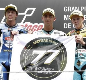 El piloto italiano Enea Bastianini (c) del equipo Leopard Racing celebra su victoria junto al piloto argentino Gabriel Rodrigo (d), tercer clasificado, y el piloto italiano Marco Bezzechi El piloto italiano Enea Bastianini (c) del equipo Leopard Racing celebra su victoria junto al piloto argentino Gabriel Rodrigo (d), tercer clasificado, y el piloto italiano Marco Bezzechi