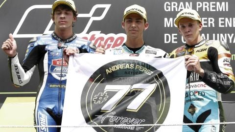 El piloto italiano Enea Bastianini (c) del equipo Leopard Racing celebra su victoria junto al piloto argentino Gabriel Rodrigo (d), tercer clasificado, y el piloto italiano Marco Bezzechi 