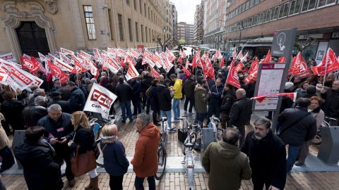 Trabajadores se concentran frente a las sedes de las patronales de Castilla y Le&oacute;n, convocados por CCOO y UGT, para exigir que en la negociaci&oacute;n colectiva se fijen unos salarios dignos.