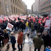 Trabajadores se concentran frente a las sedes de las patronales de Castilla y León, convocados por CCOO y UGT, para exigir que en la negociación colectiva se fijen unos salarios dignos