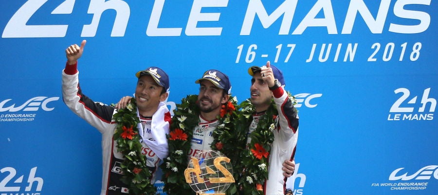 Fernando Alonso celebra la victoria en Le Mans con Buemi y Nakajima Fernando Alonso celebra la victoria en Le Mans con Buemi y Nakajima