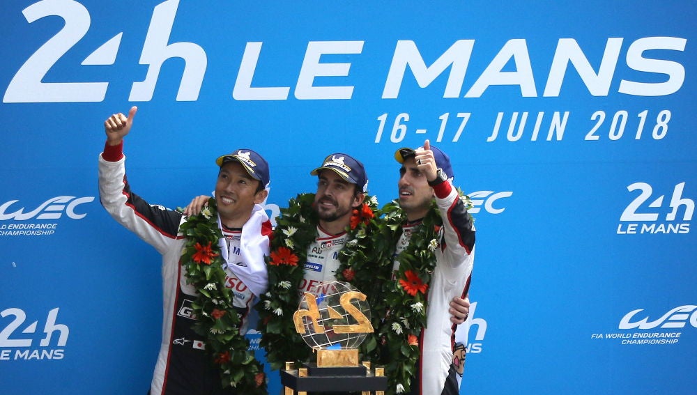 Fernando Alonso celebra la victoria en Le Mans con Buemi y Nakajima