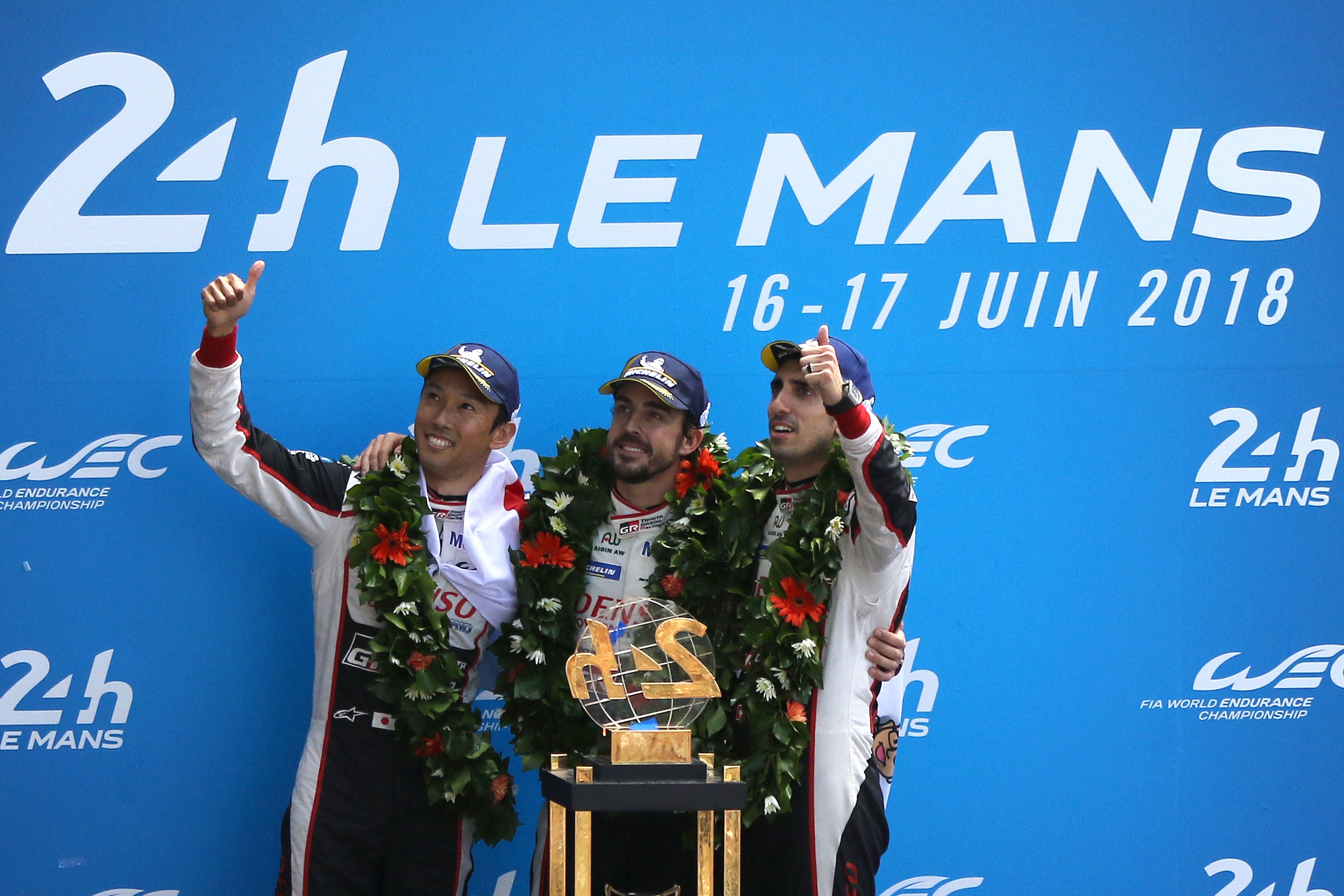 El rey Felipe VI elogia la proeza de Fernando Alonso en Le Mans: "Eres el mejor piloto del mundo" El rey Felipe VI elogia la proeza de Fernando Alonso en Le Mans: "Eres el mejor piloto del mundo"