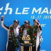Fernando Alonso celebra la victoria en Le Mans con Buemi y Nakajima
