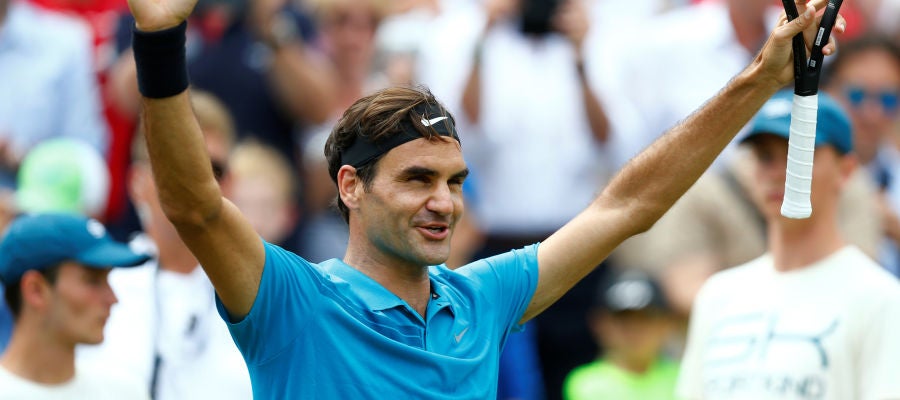 Federer celebra su victoria frente a Raonic en Stuttgart Federer celebra su victoria frente a Raonic en Stuttgart