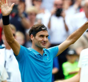 Federer celebra su victoria frente a Raonic en Stuttgart Federer celebra su victoria frente a Raonic en Stuttgart