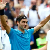 Federer celebra su victoria frente a Raonic en Stuttgart Federer celebra su victoria frente a Raonic en Stuttgart