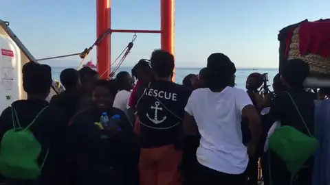 Sonrisas, cánticos y saludos de los migrantes de la flota del Aquarius al llegar al puerto de Valencia Sonrisas, cánticos y saludos de los migrantes de la flota del Aquarius al llegar al puerto de Valencia