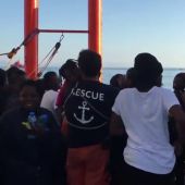 Sonrisas, cánticos y saludos de los migrantes de la flota del Aquarius al llegar al puerto de Valencia
