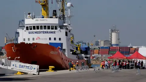 El Aquarius atracado en el puerto La llegada del Aquarius a Valencia