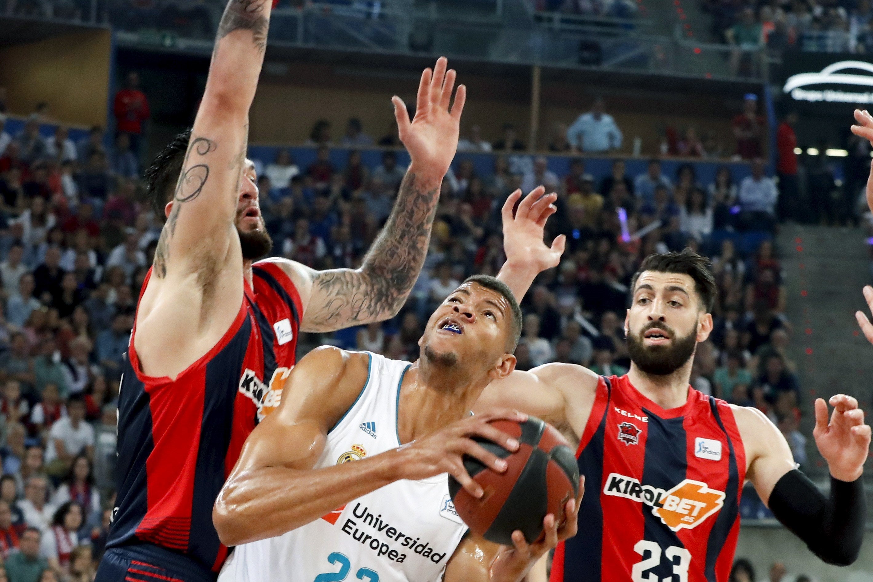 <p>El Real Madrid consigue una trabajada victoria en Vitoria y recupera el factor cancha</p> <p>El Real Madrid consigue una trabajada victoria en Vitoria y recupera el factor cancha</p>