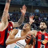 Edy Tavares lucha con Tornike Shengelia y Vincent Poirier Edy Tavares lucha con Tornike Shengelia y Vincent Poirier