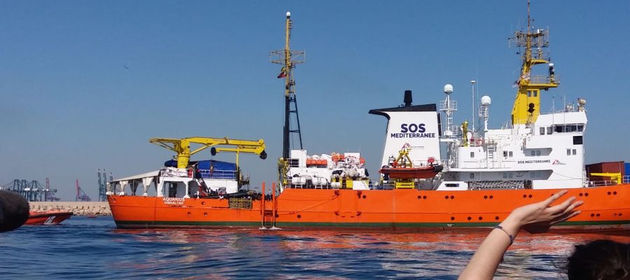 El barco Aquarius entrando al puerto de Valencia El barco Aquarius entrando al puerto de Valencia