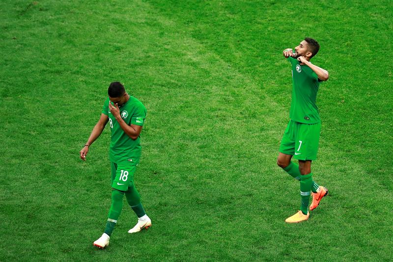 <p>El avión de la selección de Arabia Saudí aterriza de manera segura tras un fallo en un motor</p> <p>El avión de la selección de Arabia Saudí aterriza de manera segura tras un fallo en un motor</p>