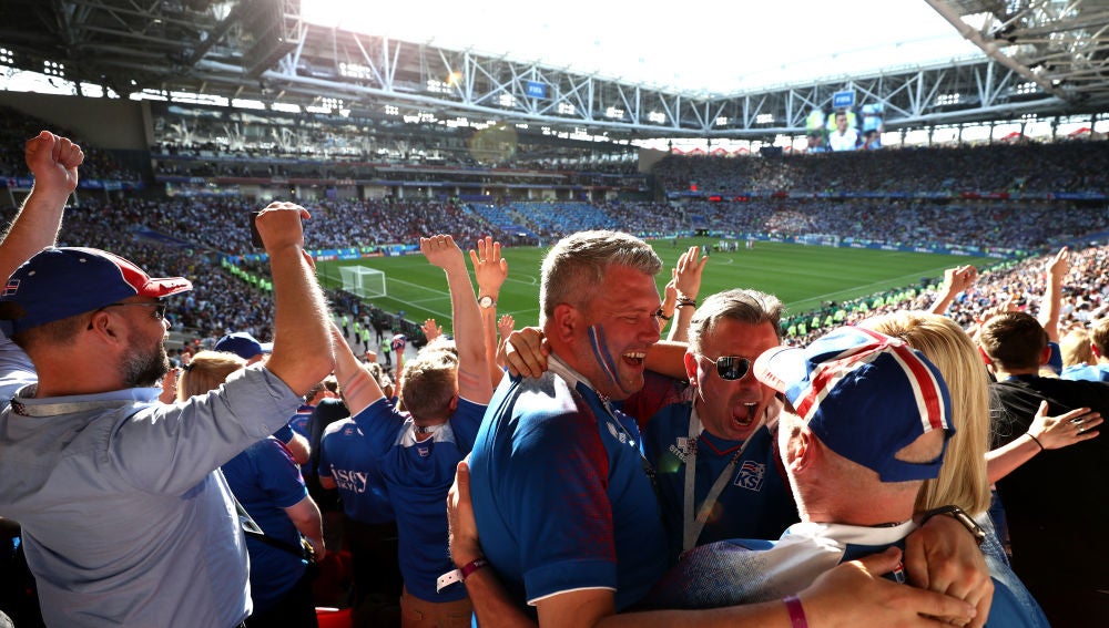 Aficionados islandeses celebran el empate contra Argentina