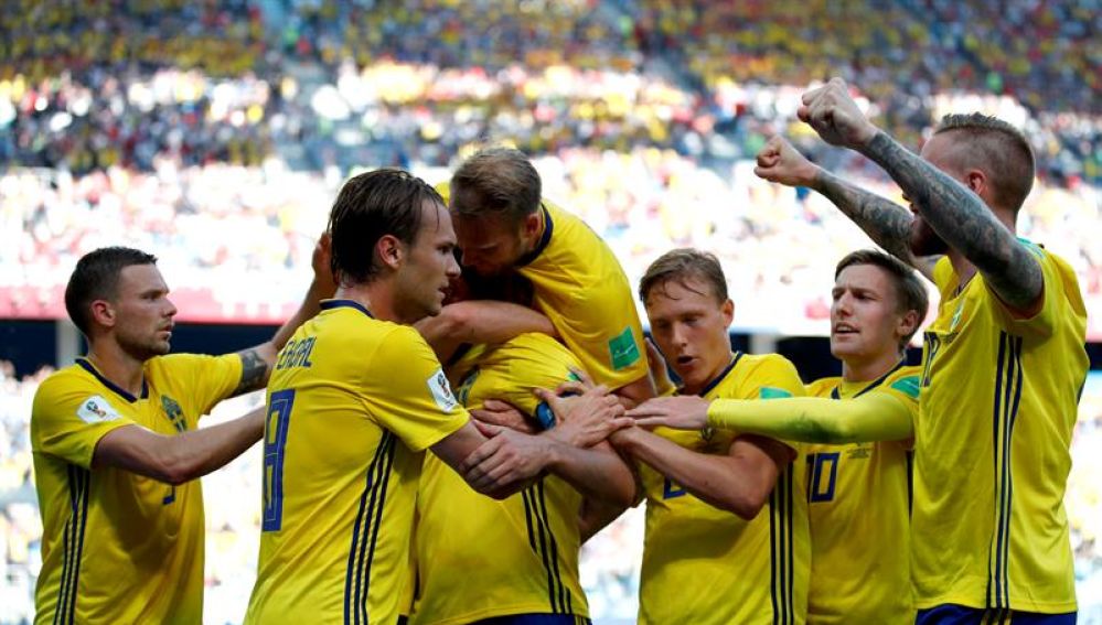 La Selección de Suecia celebra su primer gol en el Mundial
