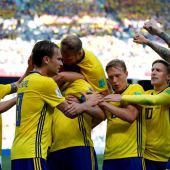 La Selección de Suecia celebra su primer gol en el Mundial