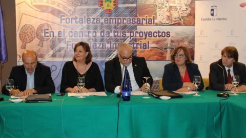 Las autoridades durante la reuni&oacute;n para impulsar las energ&iacute;as renovables en Manzanares