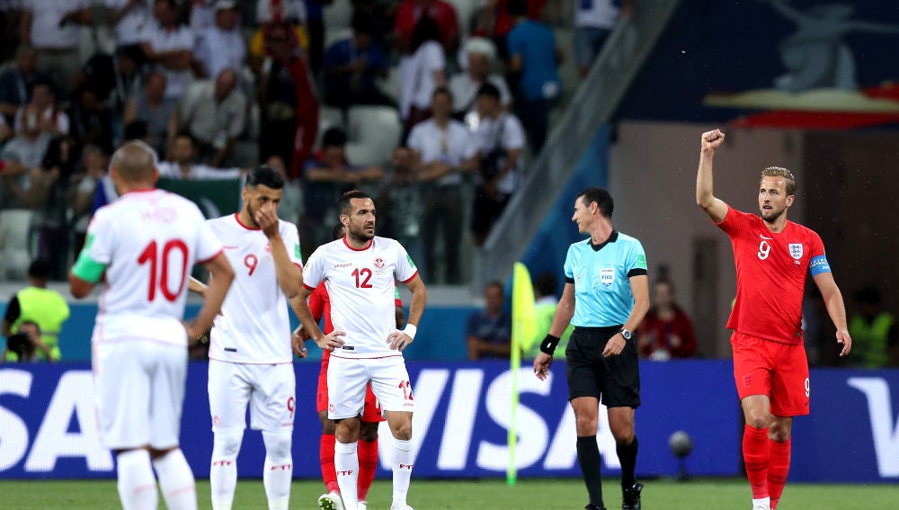 Kane celebra uno de sus goles contra Túnez