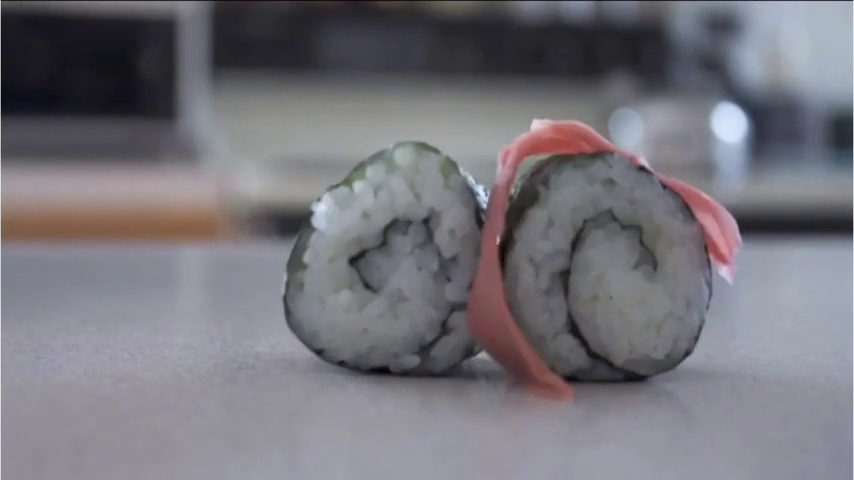 Denuncia que dos pingüinos le roban sushi de su tienda Denuncia que dos pingüinos le roban sushi de su tienda