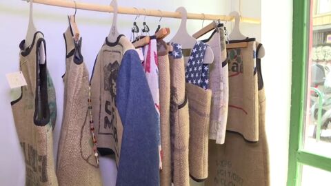 Descubrimos la moda ecológica a través de una tienda que fabrica prendas de ropa a partir de sacos de café reciclado Descubrimos la moda ecológica a través de una tienda que fabrica prendas de ropa a partir de sacos de café reciclado