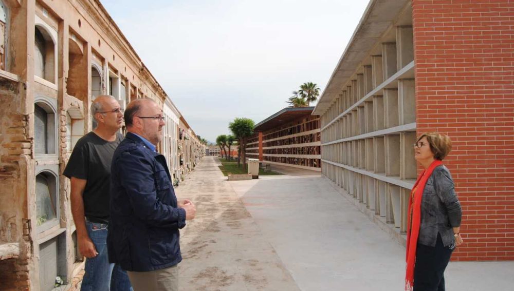 El regidor de Territori Emilio Obiol i la edila de Cementeri Rosario Royo han visitat les obres en el recinte municipal. 