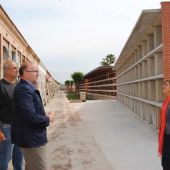 El regidor de Territori Emilio Obiol i la edila de Cementeri Rosario Royo han visitat les obres en el recinte municipal. 
