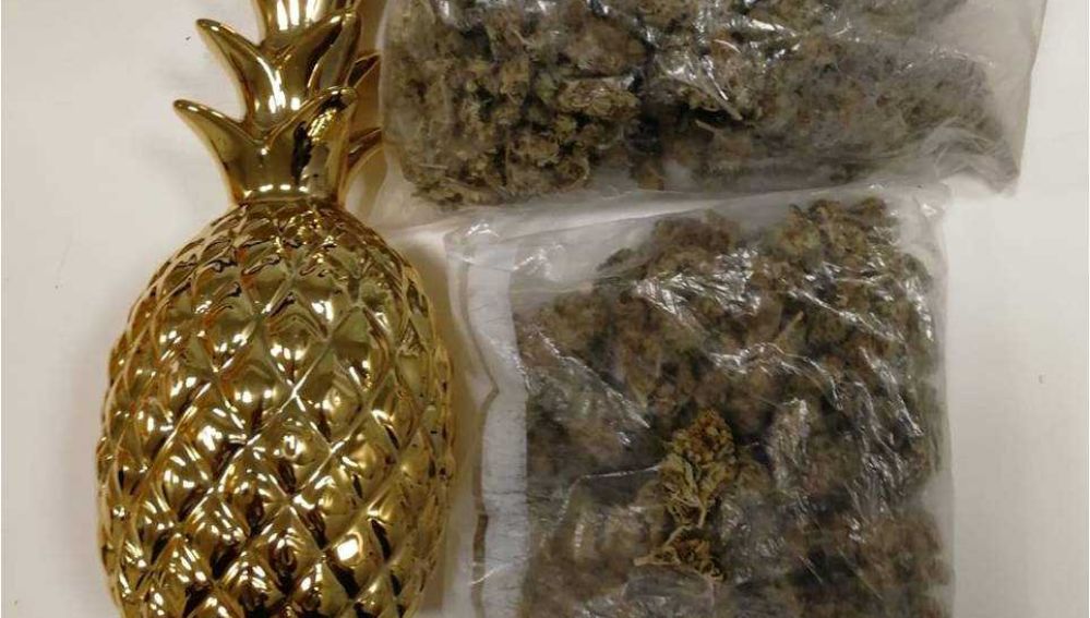 La marihuana iba en el interior de figuras de escayola con forma de piña